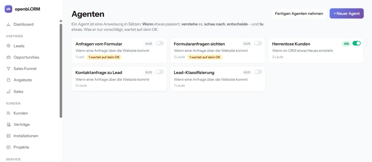 Die Agentenliste im CRM: je Agent Name, Schalter an oder aus, der Wenn-Satz, die Zahl der Läufe und gelb, was auf ein OK wartet.