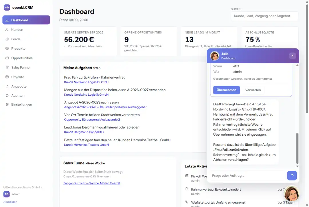 Das CRM-Dashboard mit geöffnetem Julia-Fenster: eine Vorschlagskarte für eine Aktivität mit den Knöpfen Übernehmen und Verwerfen