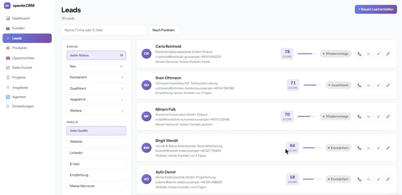 Die Leadliste: links die Stände als Filter mit Zählern, rechts je Lead der Punktwert und die Schnellaktionen für Anruf und Mail.