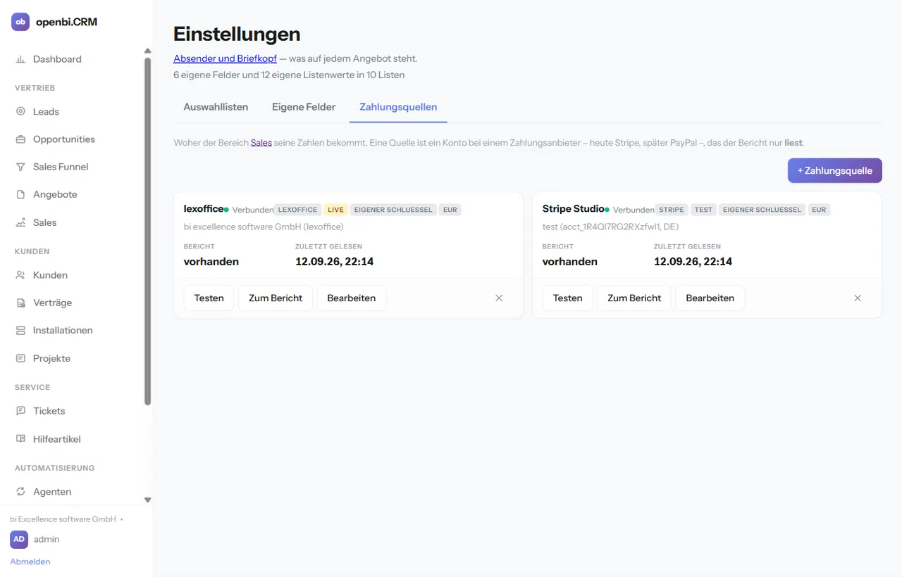 Der Reiter Zahlungsquellen in den Einstellungen: zwei Karten, lexoffice live und Stripe Studio test, je mit Kontoname, Marken für Anbieter, Modus, eigener Schlüssel und Währung, dazu die Knöpfe Testen, Zum Bericht, Bearbeiten.