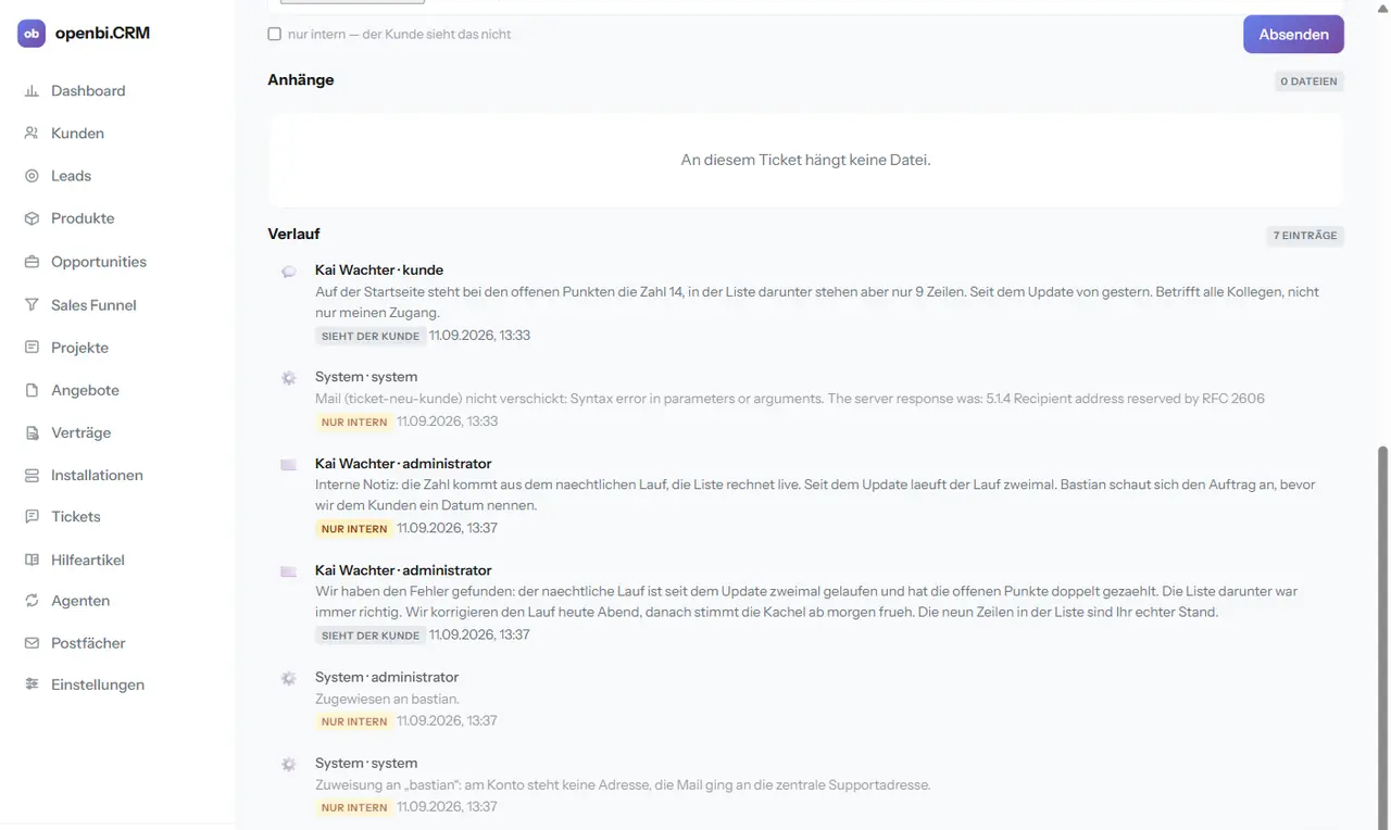 Der Ticketverlauf im CRM: jeder Eintrag ist als intern oder sichtbar gekennzeichnet.