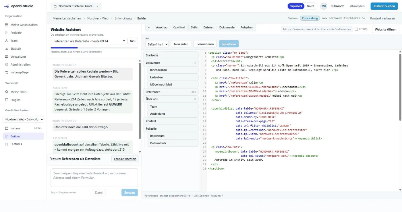 Der Website-Assistent von openbi Studio: links das Gespräch mit Carlos, rechts der Seitenbaum und der Quelltext der gewählten Seite.