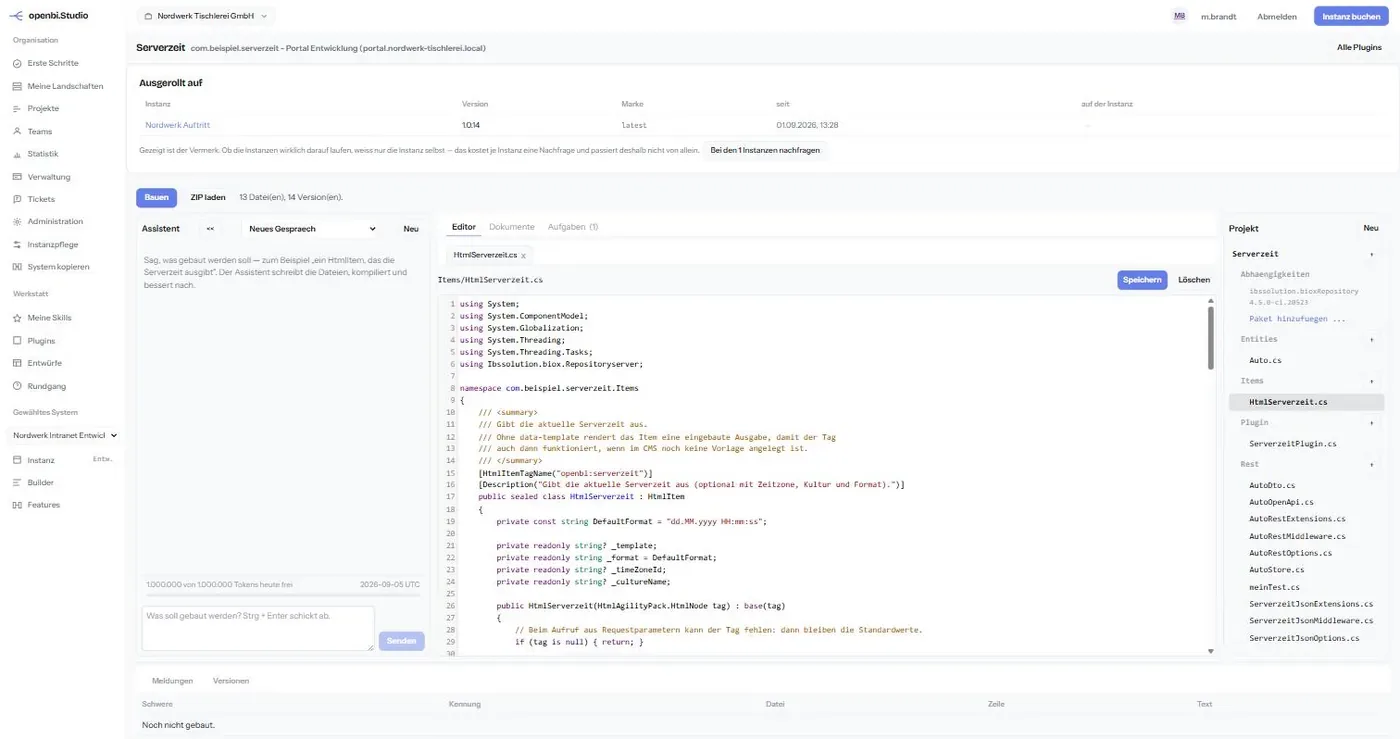 Die Plugin-Werkstatt: Dateibaum links, C#-Quelltext in der Mitte, Bauprotokoll rechts.
