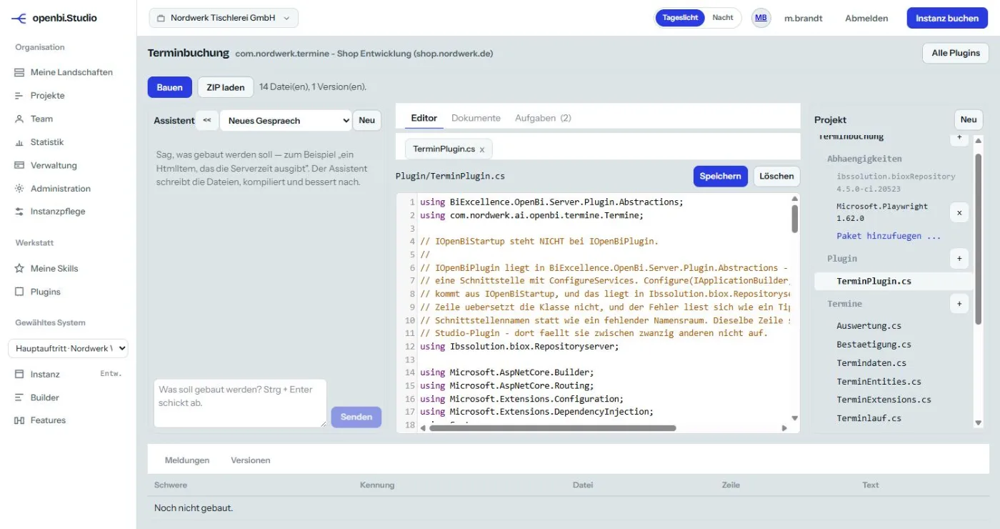 Plugin-Werkstatt: Assistent links, Editor mit C#-Datei in der Mitte, Projektbaum rechts.