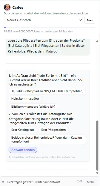 Der Chat mit zwei Rückfragen des Assistenten und den anklickbaren Antwortmöglichkeiten sowie dem Knopf Antwort senden
